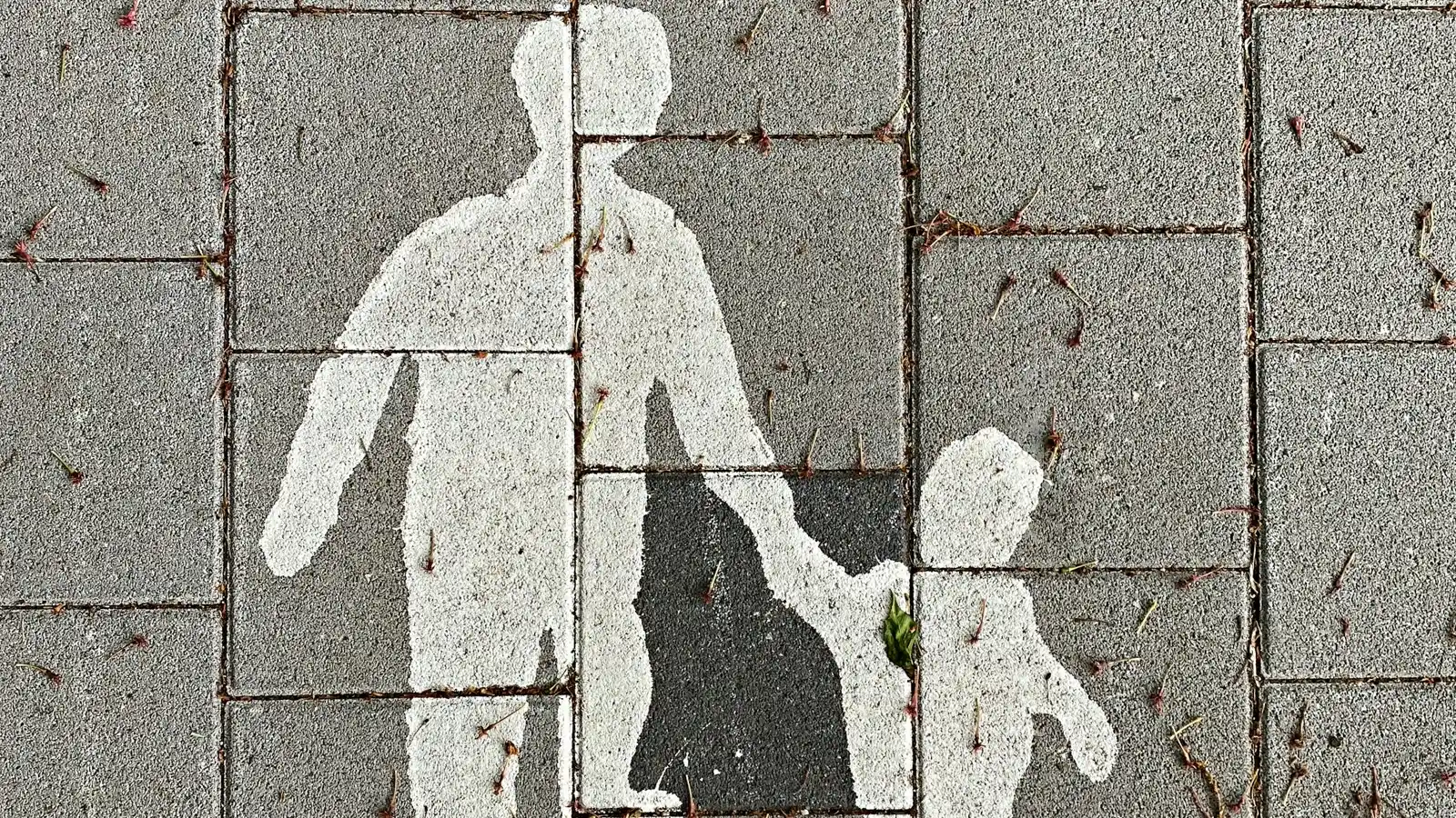 En målad familjesymbol på en gångväg