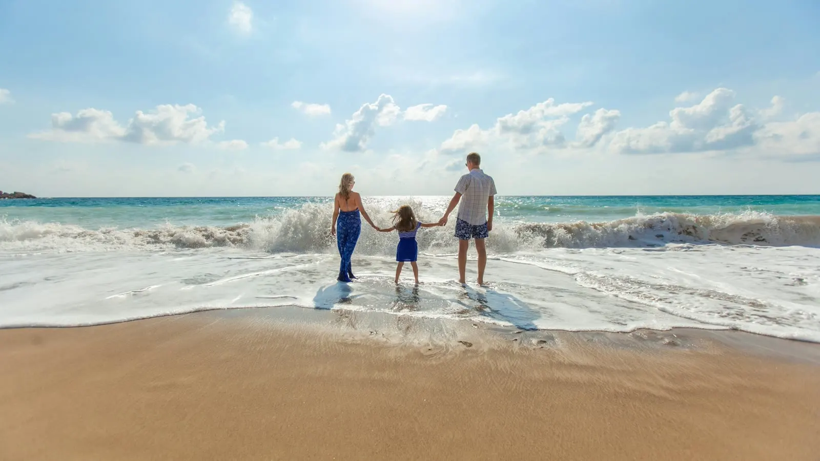 En familj som står tillsammans vid havet